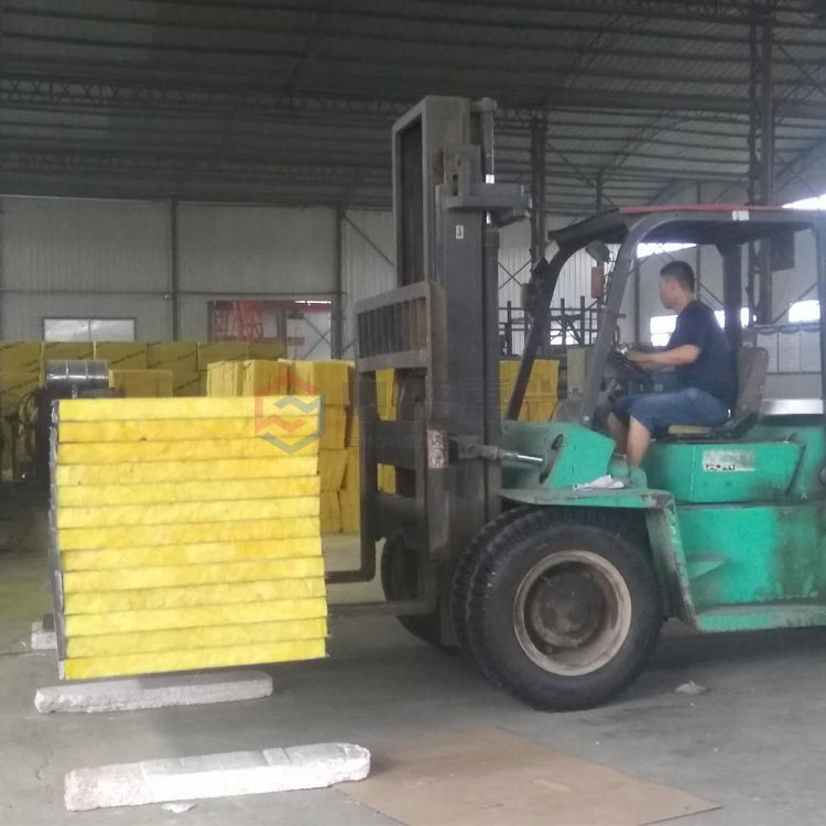 赤峰玻璃丝棉彩钢复合板